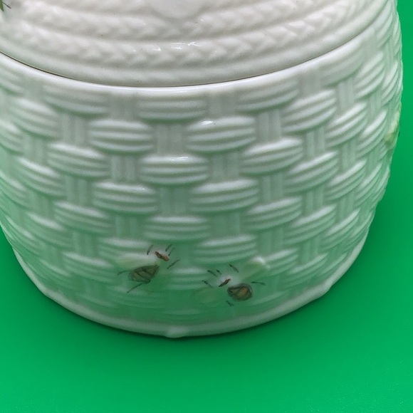 Belleek basket weave honey pot with a lid, featuring bees and flowers, good cond - Picture 6 of 11